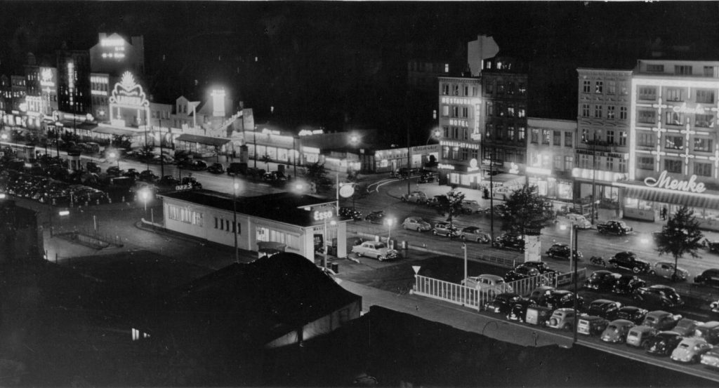 Spielbudenplatz mit Esso-Tankstelle 1960er