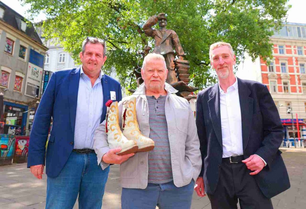 Hans Albers Stiefel kommen zurück nach St.Pauli!
Das „Museum ohne Mauern“ auf St. Pauli ist um zwei besondere Exponate reicher. Deutschlands erstes dezentrales Museum, initiiert von der Historikerin Eva Decker und Museumsdirektor Ekkehart Opitz, erhielt am Donnerstag historische Erinnerungsstücke mit besonderem Bezug zur Hamburger Stadtgeschichte.

Im Rahmen einer feierlichen Übergabe im „Salon Harry“ auf St. Pauli wurden die originalen Plateau-Stiefel von Hans Albers aus dem Kostümfilm „Der tolle Bomberg“ an das Museum übergeben. Als Botschafter der Veranstaltung fungierte Musiker Achim Reichel. Der ehemalige Frontmann der Rattles, der bereits gemeinsam mit den Beatles auf einer Bühne stand, zeigte sich beeindruckt von den goldverzierten Schuhen des legendären Schauspielers, überreicht wurden die Stiefel an historischer Stelle: Im Keller des Salon Harry, der Friseursalon in der Davidstraße 23 , wo den Beatles laut Überlieferung die Haare geschnitten wurden. 

Ein weiteres Exponat überreichte der ehemalige Präsident des St. Pauli
Bürgervereins: eine historische Archivmappe mit dem Vereinsregister aus dem Jahr 1914. Die Unterlagen gelten als bedeutendes Zeitzeugnis der Stadtteilgeschichte.

Die neuen Objekte werden nun kuratiert und sollen der Öffentlichkeit in Kürze zugänglich gemacht werden. Museumsdirektor Ekkehart Opitz zeigte sich begeistert über die besonderen Neuzugänge und sprach von einer wichtigen Bereicherung für das „Museum ohne Mauern“.

























































Das Bild wurde elektronoisch bearbeitet

Copyright by Public Address Presseagentur, 
Parkallee 18 , 20144 HH
Tel.: 040/ 413284-0
Der Abdruck dieses Bildes ist honorarpflichtig.
Bankverbindung: Hamburger Sparkasse
IBAN: DE55200505501282122926
BIC: HASPDEH